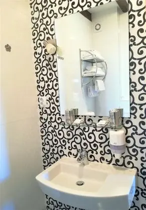 Double Room with Private Bathroom (6,11)