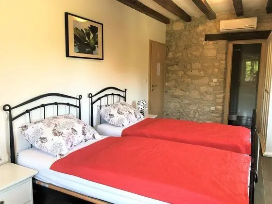 Twin Room with Private Bathroom (5,10)