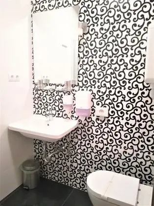 Twin Room with Private Bathroom (5,10)