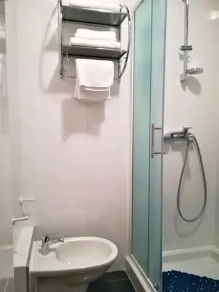 Twin Room with Private Bathroom (5,10)