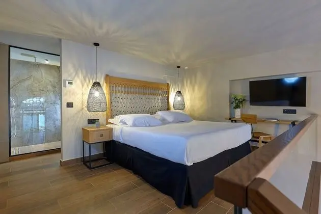 Black Pearl Maisonette with Outdoor Heated Plunge Pool & Hydromassage