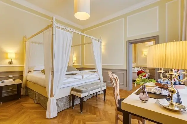 Deluxe Tek Büyük Yataklı Oda (Castello La Leccia)