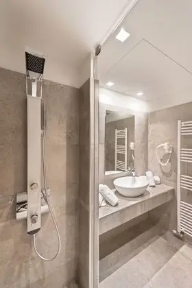 Üç Kişilik Oda