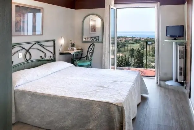 Comfort Tek Büyük Yataklı Oda, Balkon, Göl Manzaralı