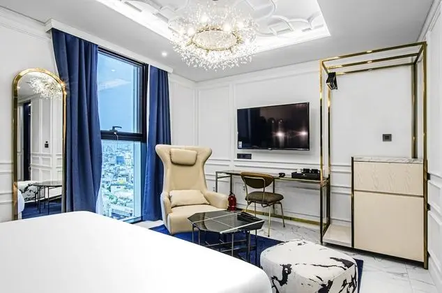 Signature Suite (No Parking)