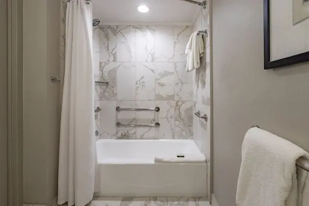 Oda, 2 Büyük (Queen) Boy Yatak (Mobility/Hearing Accessible, Tub)