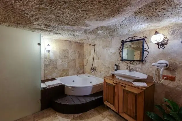 Hidden Library Mağara Suite,    , Jakuzili