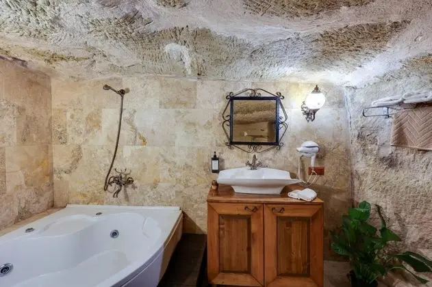 Hidden Library Mağara Suite,    , Jakuzili