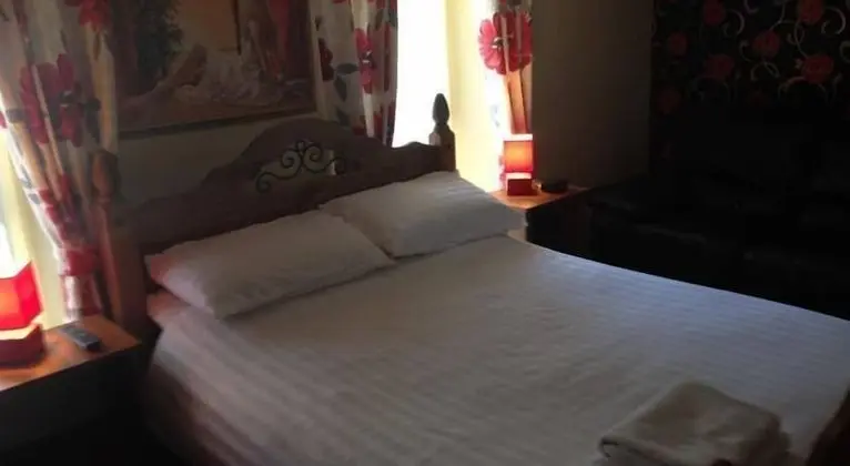 Büyük Yataklı Tek Kişilik Oda