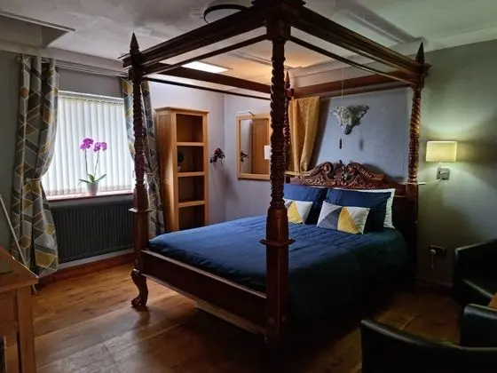 Tek Büyük Yataklı Oda (Four Poster Bed)