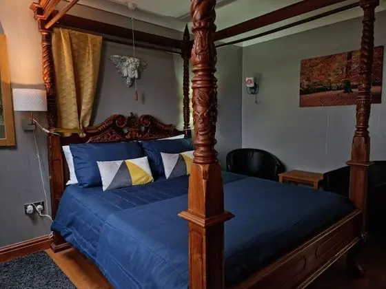 Tek Büyük Yataklı Oda (Four Poster Bed)