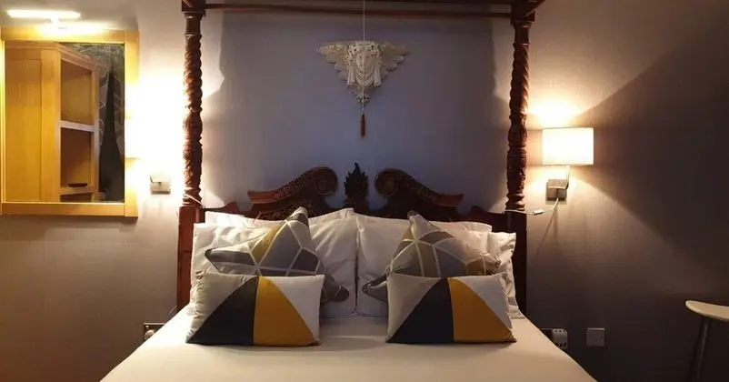 Tek Büyük Yataklı Oda (Four Poster Bed)