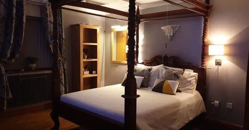 Tek Büyük Yataklı Oda (Four Poster Bed)