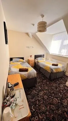 İki Ayrı Yataklı Oda, Ortak Banyo