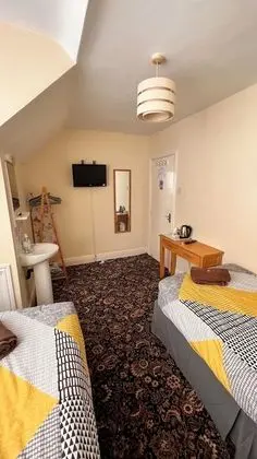 İki Ayrı Yataklı Oda, Ortak Banyo