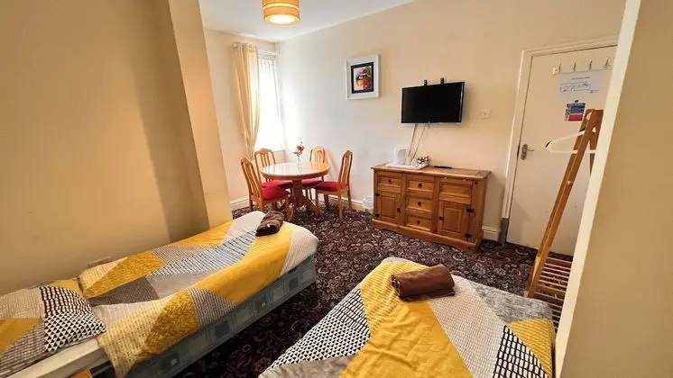 İki Ayrı Yataklı Oda, Ortak Banyo