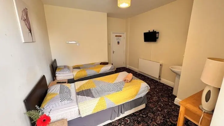 İki Ayrı Yataklı Oda, Ortak Banyo