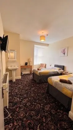 İki Ayrı Yataklı Oda, Ortak Banyo