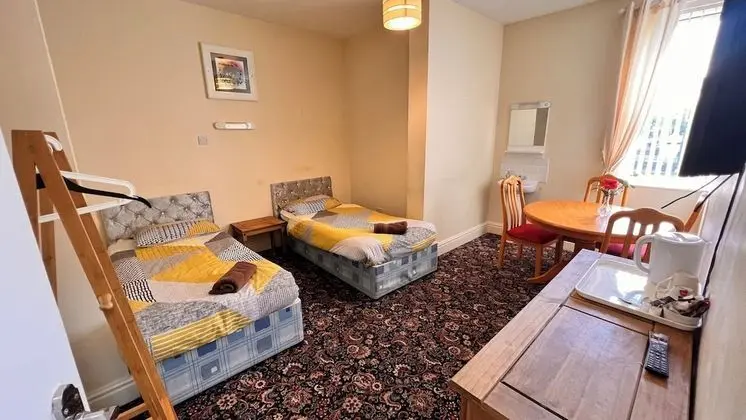 İki Ayrı Yataklı Oda, Ortak Banyo