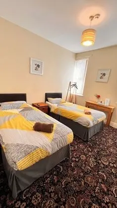 İki Ayrı Yataklı Oda, Ortak Banyo