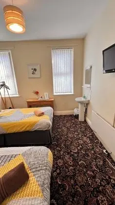 İki Ayrı Yataklı Oda, Ortak Banyo