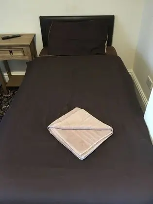 İki Ayrı Yataklı Oda, Ortak Banyo