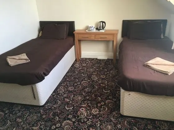 İki Ayrı Yataklı Oda, Ortak Banyo