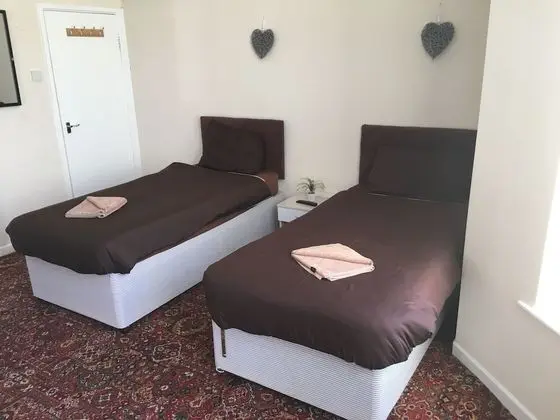 İki Ayrı Yataklı Oda, Ortak Banyo