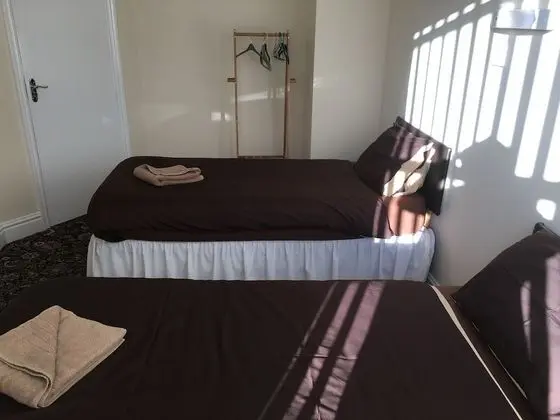 İki Ayrı Yataklı Oda, Ortak Banyo