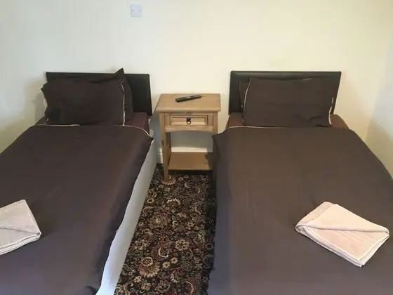 İki Ayrı Yataklı Oda, Ortak Banyo