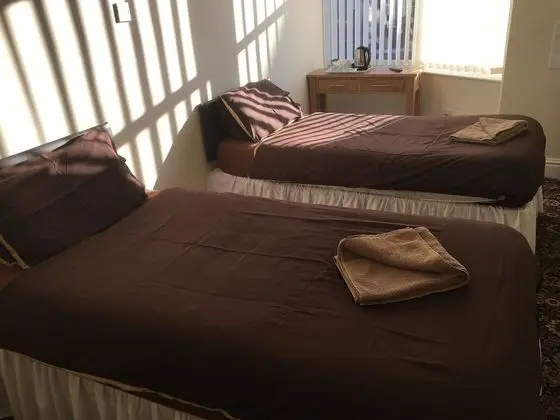 İki Ayrı Yataklı Oda, Ortak Banyo