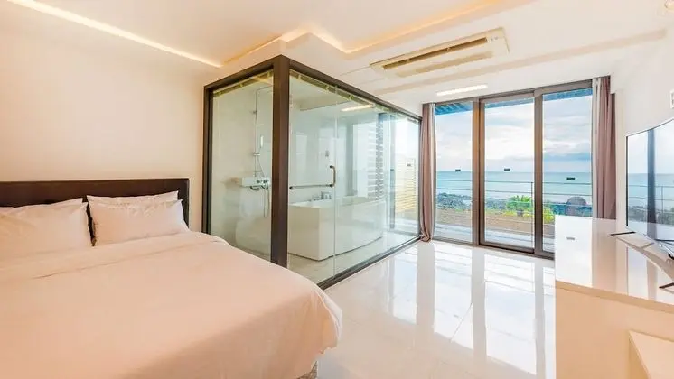 Spa Bath Deluxe Ocean View 13
