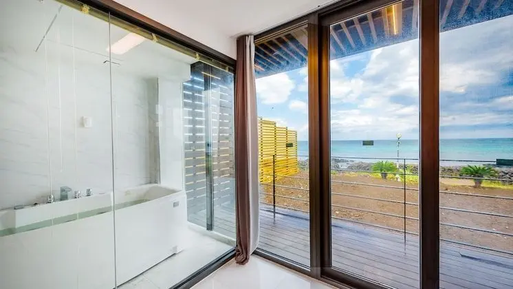 Spa Bath Deluxe Ocean View 13