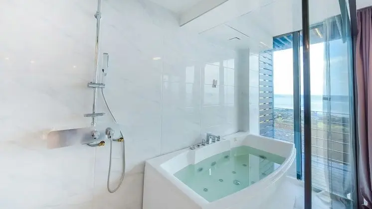 Spa Bath Deluxe Ocean View 13