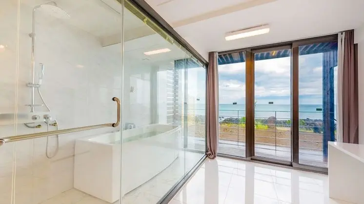 Spa Bath Deluxe Ocean View 13