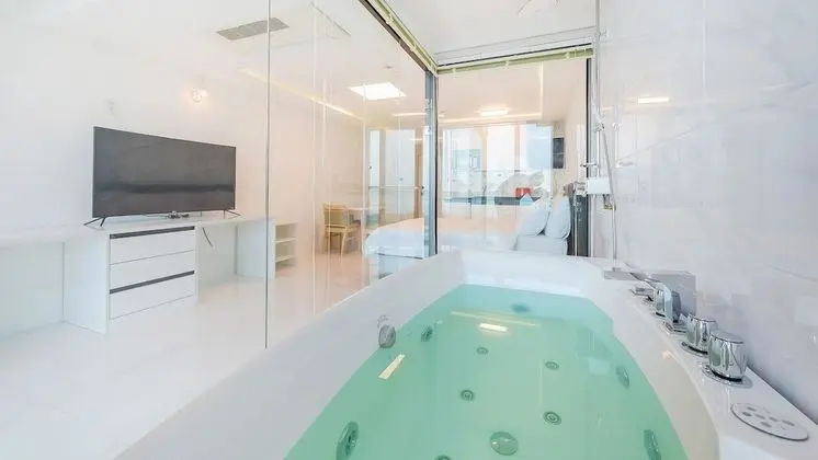 Spa Bath Deluxe Ocean View 13