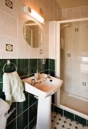 Üç Kişilik Oda, Deniz Manzaralı