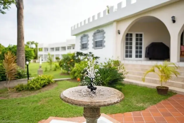 Villa 10 (3 Bedroom Villa with Roof Deck and Pool Access)