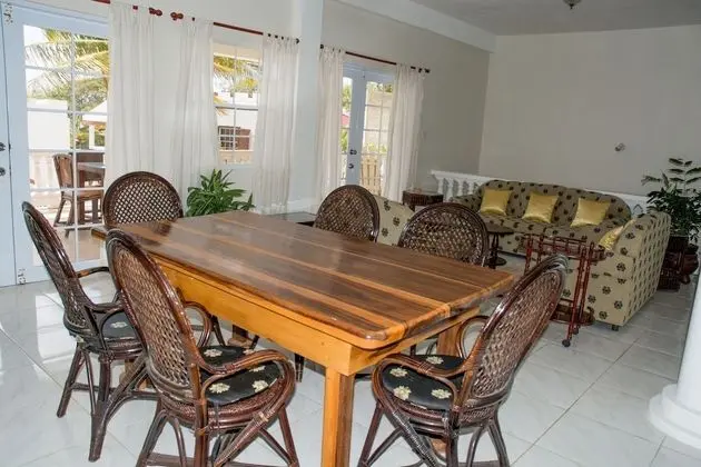 Villa 4 (2 Bedroom Villa with Roof Deck and Pool Access)