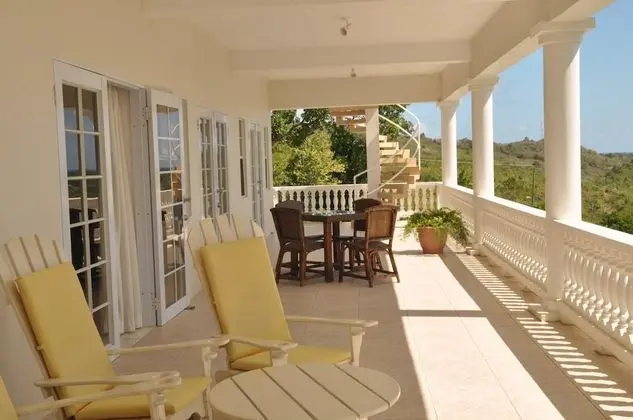 Villa 4 (2 Bedroom Villa with Roof Deck and Pool Access)