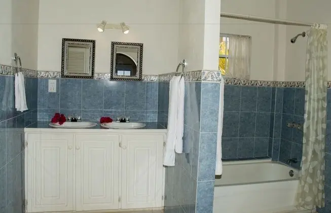 Villa 4 (2 Bedroom Villa with Roof Deck and Pool Access)