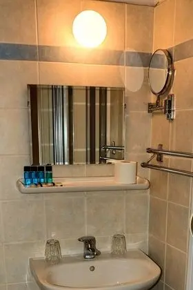 Üç Kişilik Oda