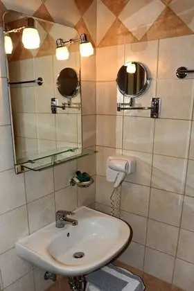 Üç Kişilik Oda