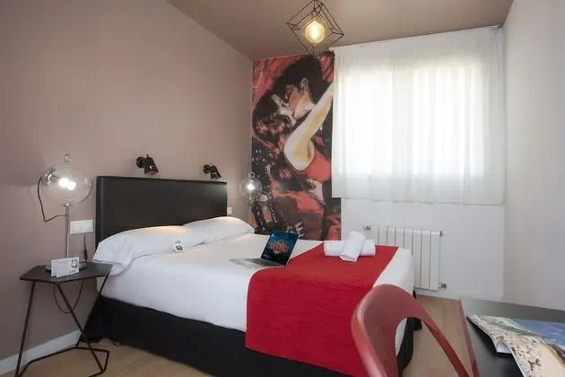 Büyük Yataklı Tek Kişilik Oda