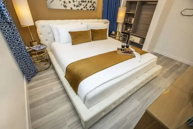 Standard Oda, 1 En Büyük (King) Boy Yatak (165 sq ft)