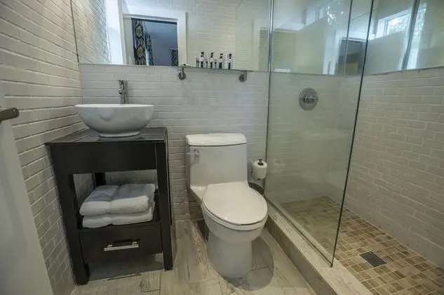 Standard Oda, 1 En Büyük (King) Boy Yatak (165 sq ft)