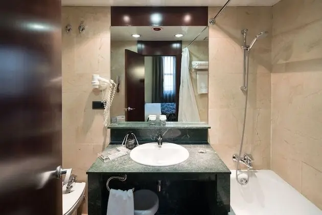 Büyük Yataklı Tek Kişilik Oda