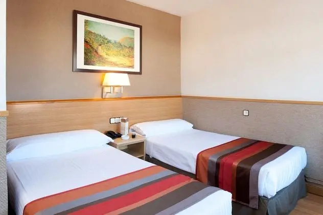 Büyük Yataklı Tek Kişilik Oda