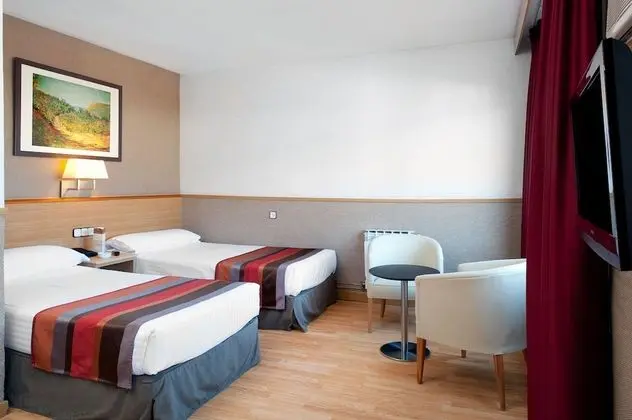 Büyük Yataklı Tek Kişilik Oda