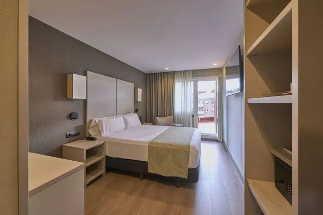 Tek Büyük veya İki Ayrı Yataklı Oda, Teras